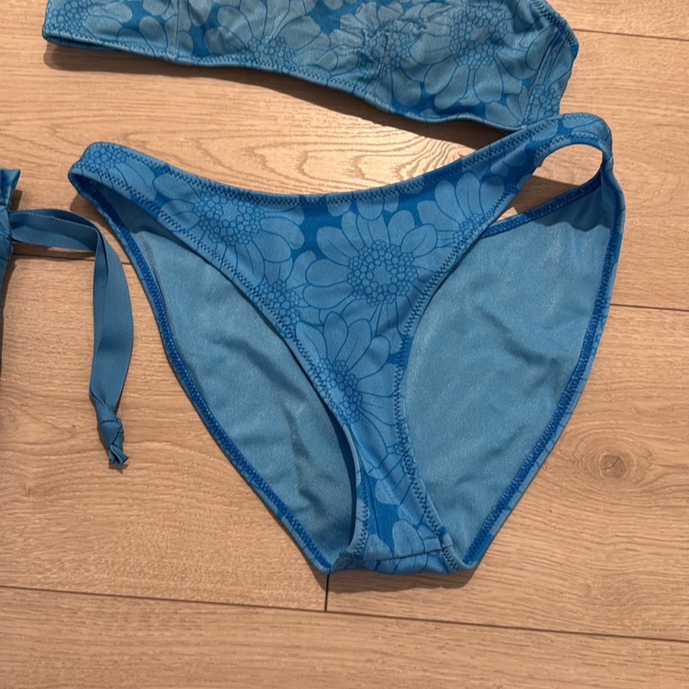 Triangle Daisy Bikini - Picture 3 of 5